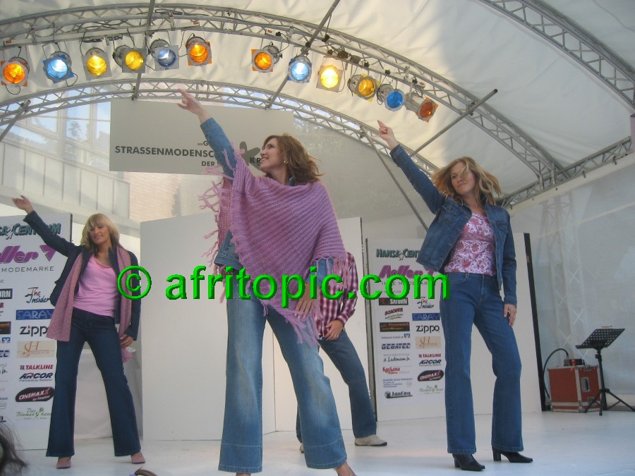 ../Images/Krefeld-Strssenmodenschau-2005 419.jpg